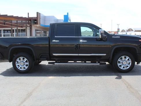 Used 2024 Chevrolet Silverado 2500 High Country w/ High Country Premium Package AWD/4WD image 2