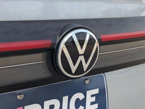 Used 2025 Volkswagen Taos SE image 29
