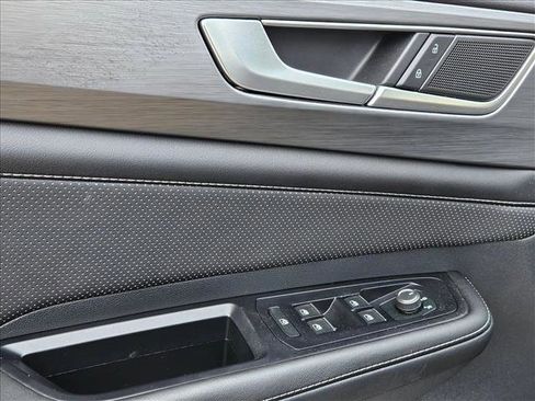 Used 2025 Volkswagen Atlas Cross Sport SE image 9