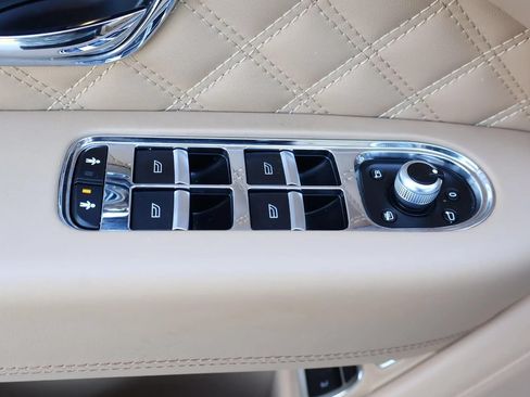 Used 2022 Bentley Bentayga AWD/4WD image 14