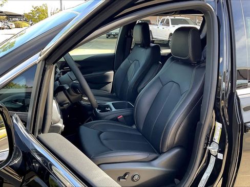 New 2026 Chrysler Pacifica Select image 9
