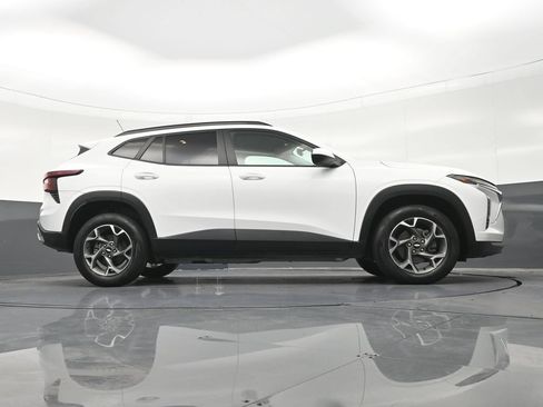 Used 2024 Chevrolet Trax LT FWD image 31