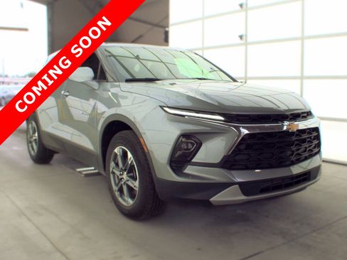 Used 2025 Chevrolet Blazer LT FWD image 3