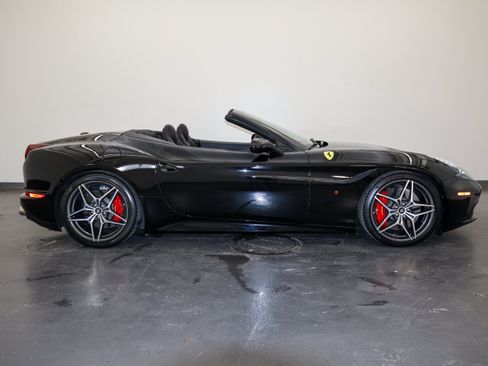 Used 2017 Ferrari California T RWD image 3