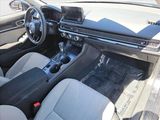 Used 2016 Toyota Yaris L image 4