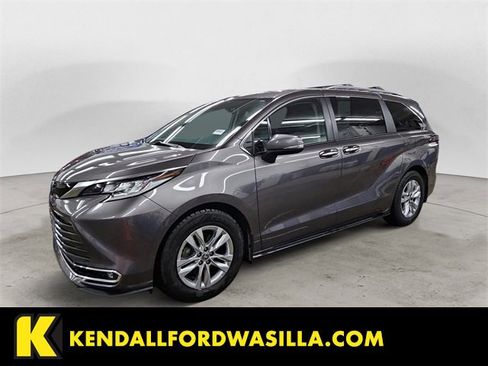 Used 2022 Toyota Sienna Limited image 1