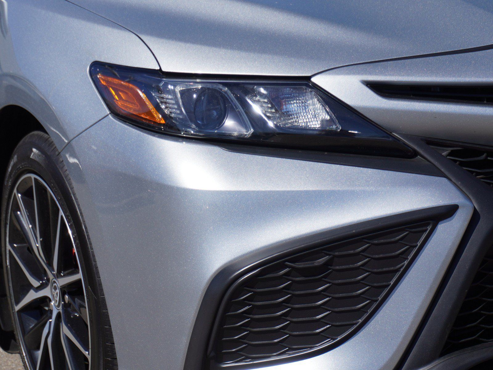 Used 2023 Toyota Camry SE FWD image 3