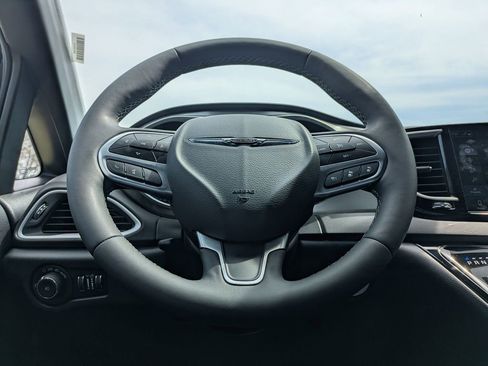 Used 2025 Chrysler Pacifica Select image 21