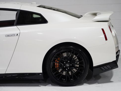 Used 2021 Nissan GT-R Premium AWD/4WD image 32