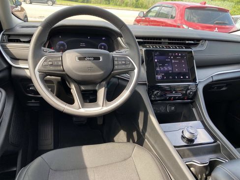 Certified 2023 Jeep Grand Cherokee Laredo AWD/4WD image 10