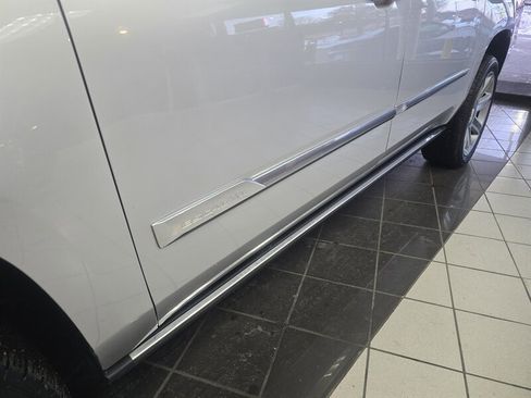 Used 2017 Cadillac Escalade ESV Premium Luxury image 33