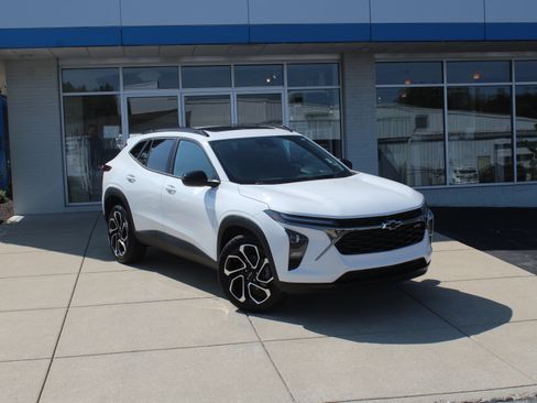 New 2026 Chevrolet Trax RS w/ Sunroof Package FWD image 4