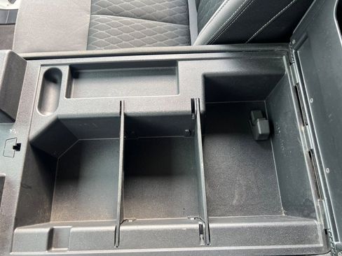 Used 2017 Nissan Titan SV image 15