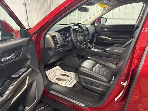Used 2024 Nissan Pathfinder Platinum w/ Black Appearance Package AWD/4WD image 23