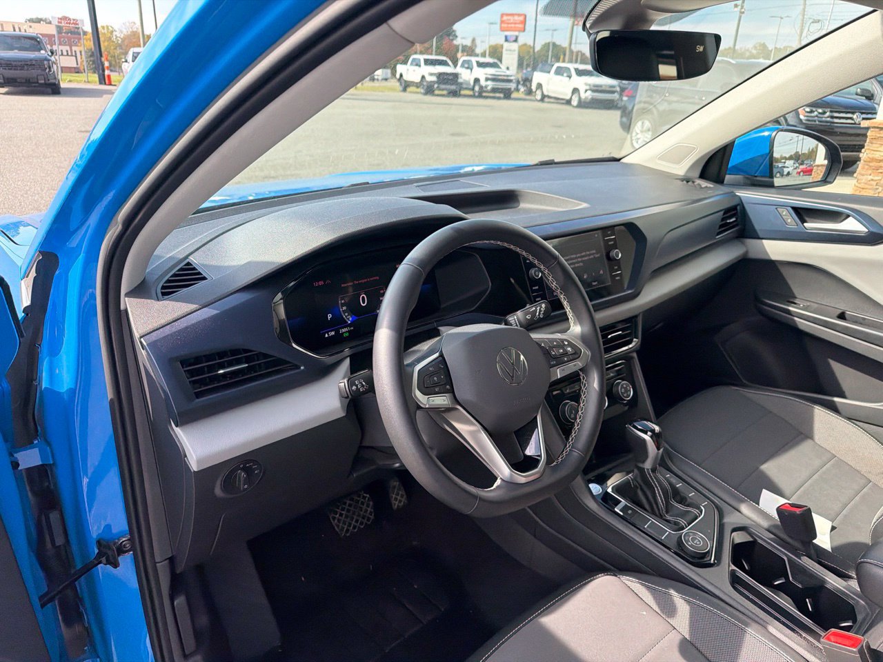 Used 2023 Volkswagen Taos SE w/ Panoramic Sunroof Package AWD/4WD image 4