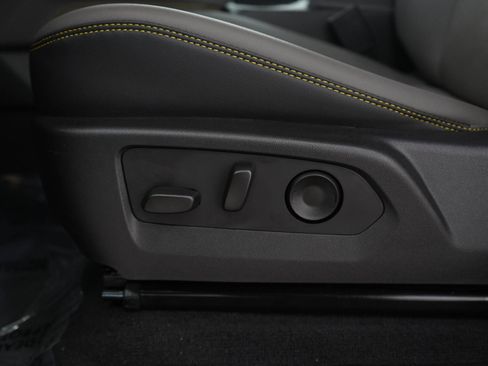 Used 2025 Chevrolet Colorado ZR2 w/ Technology Package AWD/4WD image 25