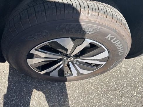 Used 2025 Volkswagen Atlas SE image 6