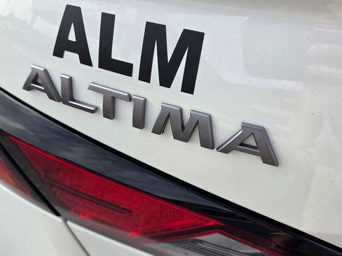 Used 2025 Nissan Altima 2.5 SV image 11