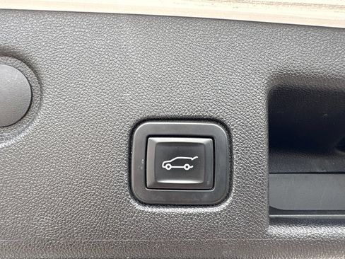 Used 2019 Chevrolet Equinox Premier FWD image 16