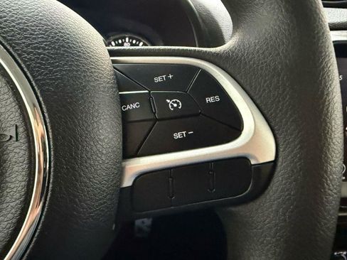 Used 2023 Jeep Renegade Latitude AWD/4WD image 13