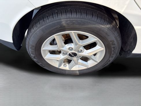 Used 2025 Kia Soul LX w/ LX Technology Package FWD image 23
