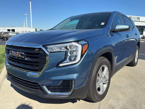 Used 2024 GMC Terrain SLE FWD image 3