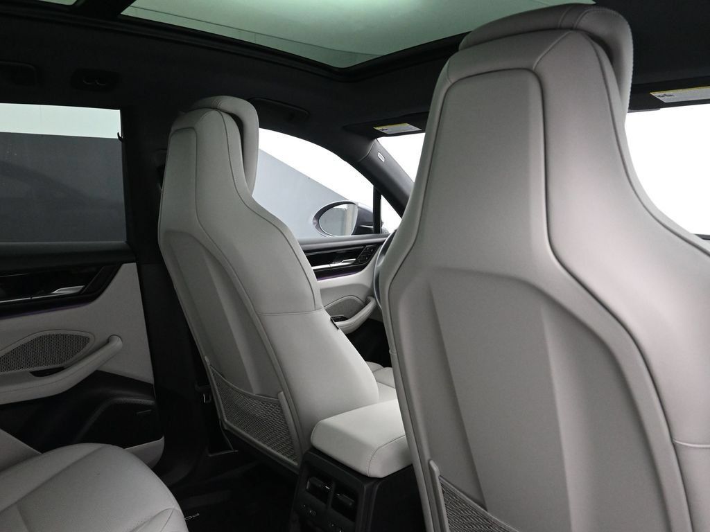 Certified 2025 Porsche Macan 4S Electric AWD/4WD image 7
