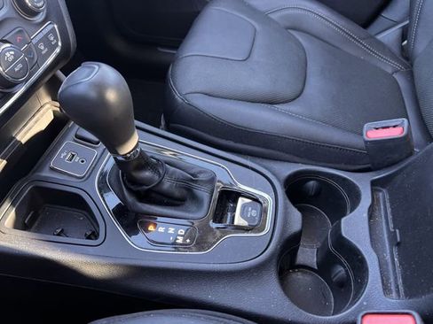 Used 2020 Jeep Cherokee Limited w/ Luxury Group image 18