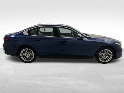 New 2024 BMW 530i xDrive w/ Convenience Package AWD/4WD image 10