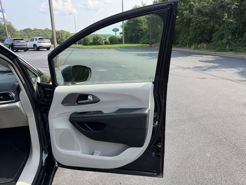 Used 2023 Chrysler Pacifica Touring-L FWD image 18
