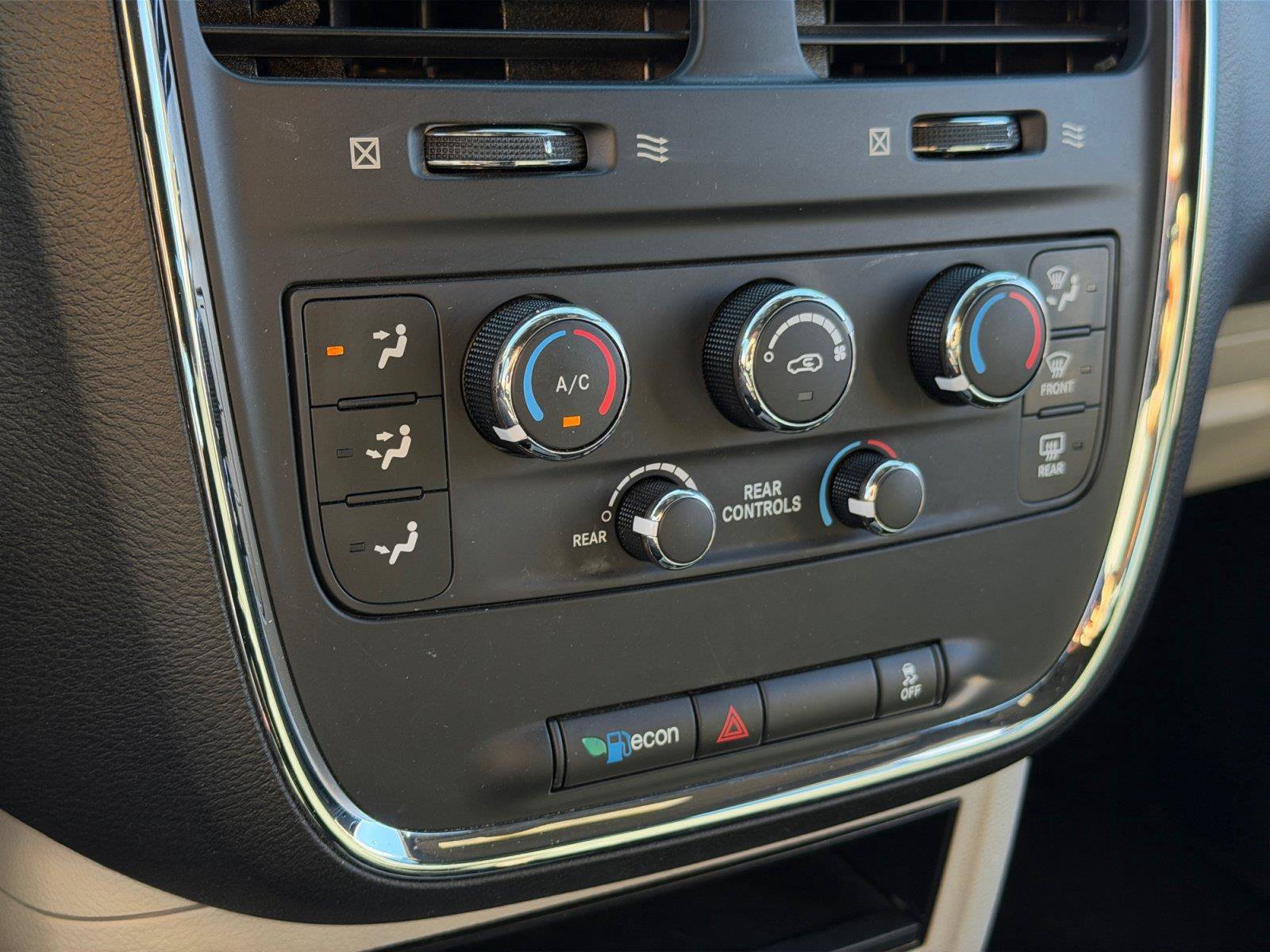 Used 2016 Dodge Grand Caravan SE FWD image 24