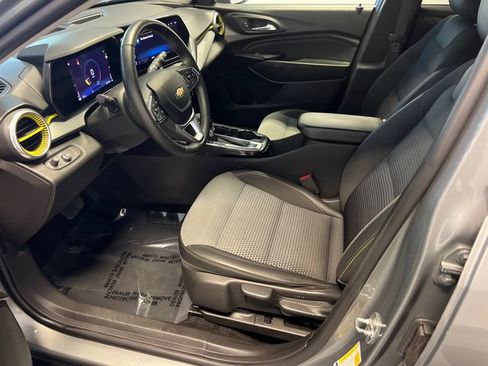 Used 2024 Chevrolet Trax LT w/ Driver Confidence Package FWD image 6