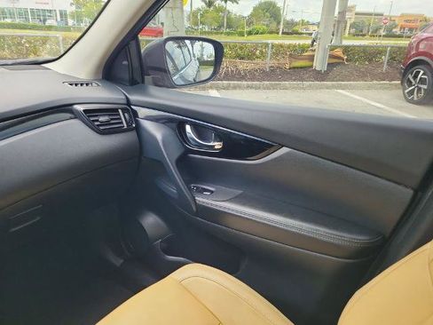 Certified 2022 Nissan Rogue Sport SV FWD image 18