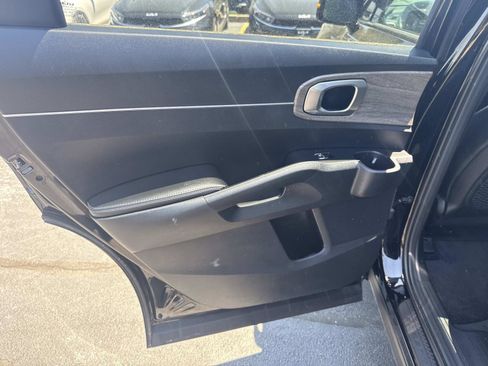 Used 2023 Kia Sorento S w/ Panoramic Sunroof Package AWD/4WD image 17