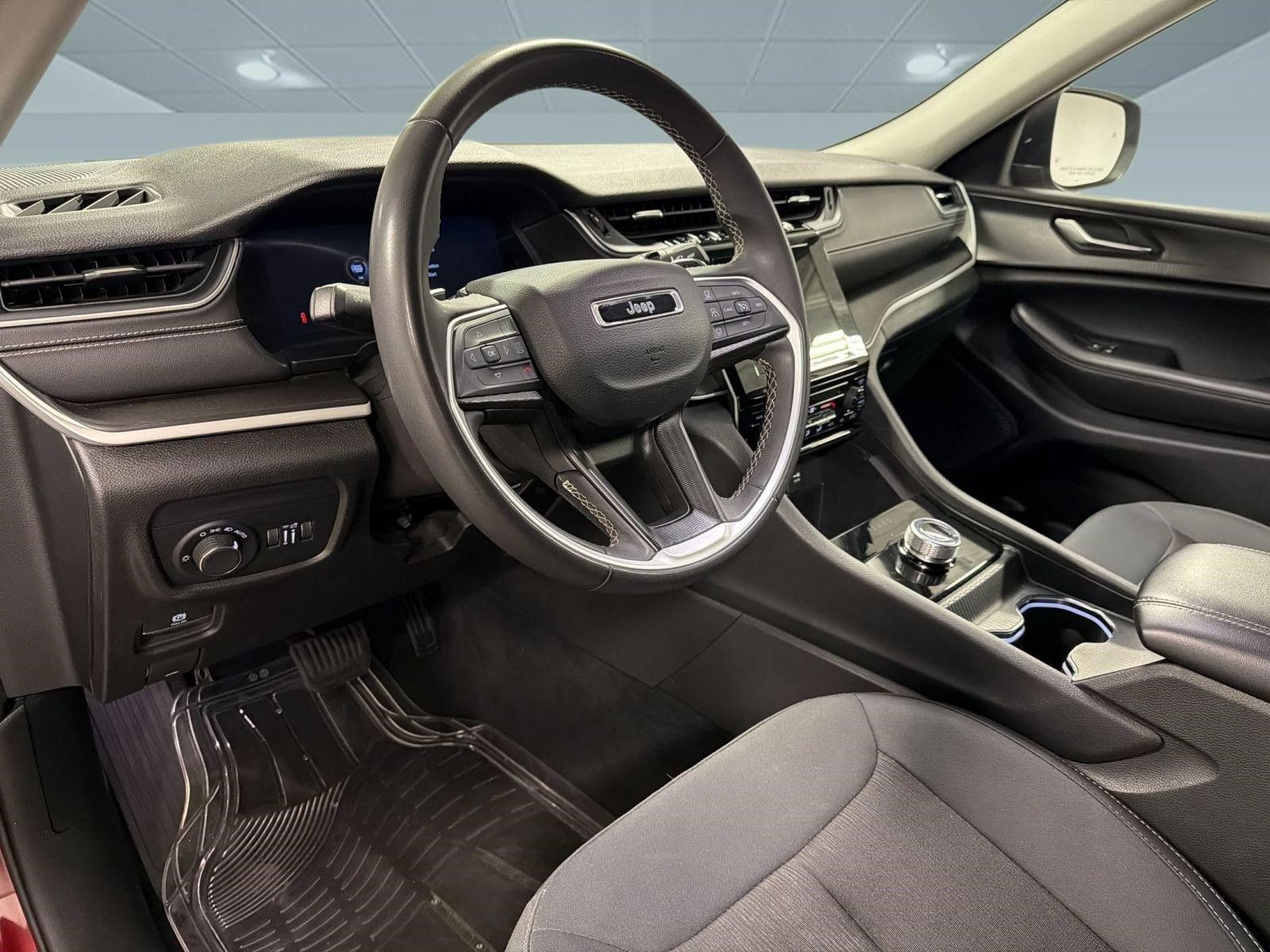 Used 2023 Jeep Grand Cherokee L Laredo RWD image 4