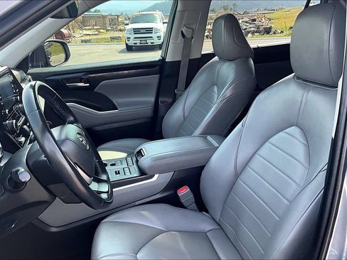 Used 2022 Toyota Highlander XLE AWD/4WD image 25
