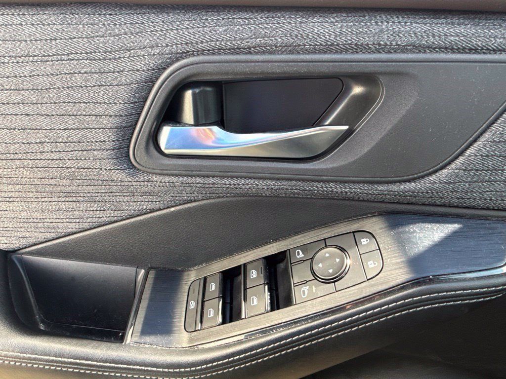 Used 2021 Nissan Rogue SV AWD/4WD image 12