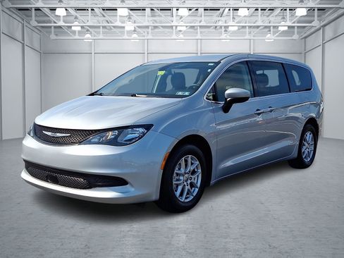 Used 2022 Chrysler Voyager LX FWD image 3