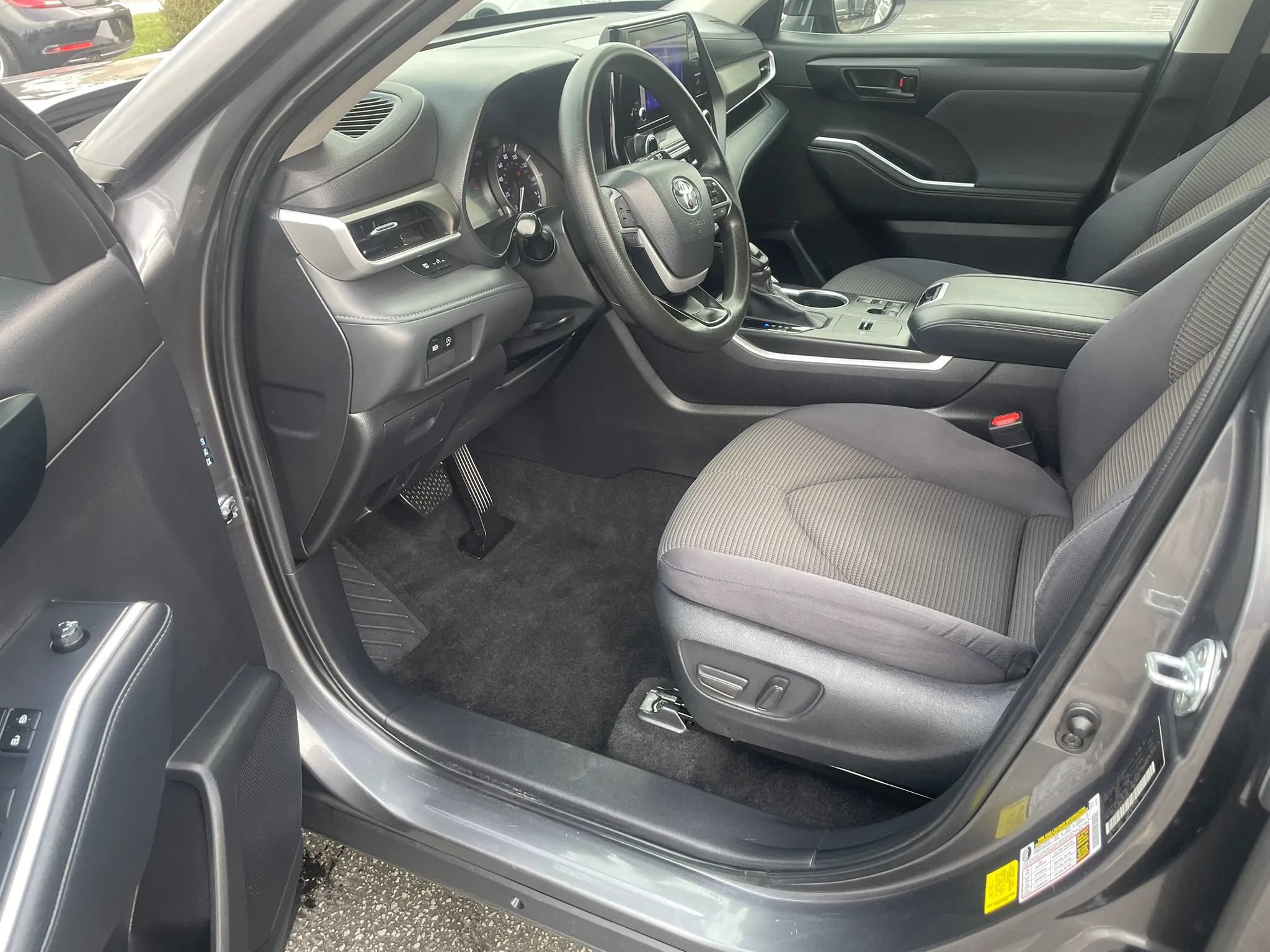 Used 2023 Toyota Highlander L FWD image 9