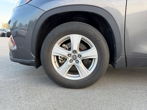 Used 2021 Toyota Highlander L image 7
