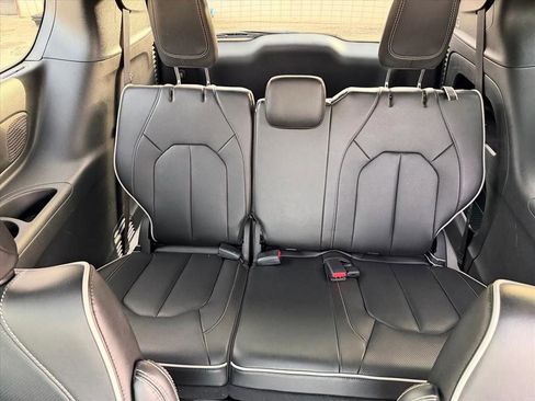 Used 2024 Chrysler Pacifica Limited w/ S Appearance Package image 25