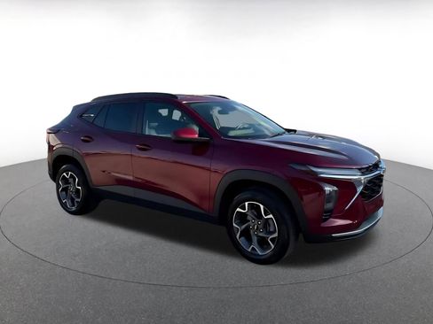 Used 2025 Chevrolet Trax LT image 2