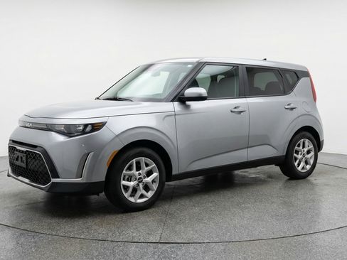 Used 2025 Kia Soul LX w/ LX Technology Package FWD image 3