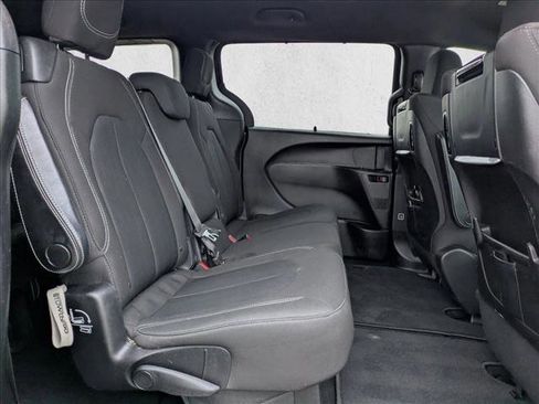 Used 2021 Chrysler Pacifica Touring w/ Uconnect Theater Family Group image 20