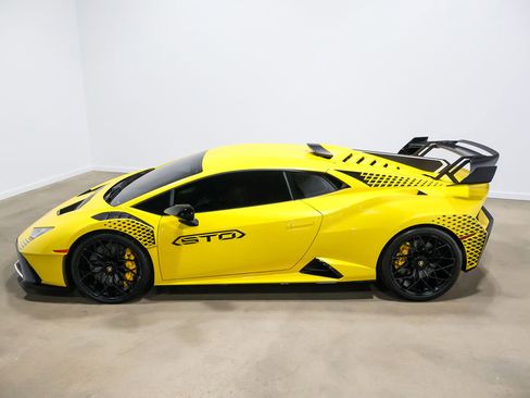 Used 2022 Lamborghini Huracan STO image 14