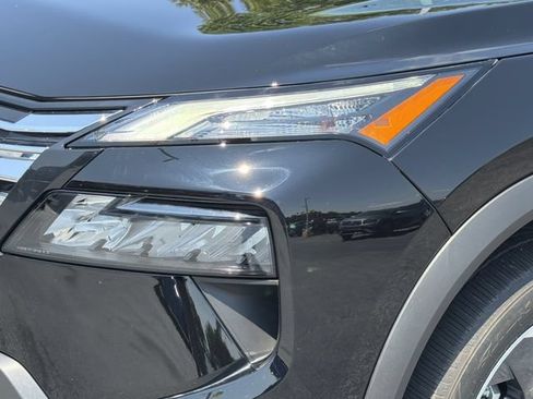 Used 2025 Nissan Rogue SV FWD image 9