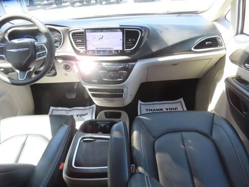 Used 2024 Chrysler Pacifica Touring-L FWD image 26