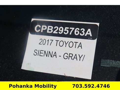 Used 2017 Toyota Sienna LE FWD image 39