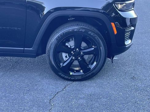 New 2025 Jeep Grand Cherokee Altitude image 13