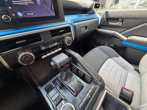 Used 2025 Toyota Tacoma TRD Off-Road AWD/4WD image 40